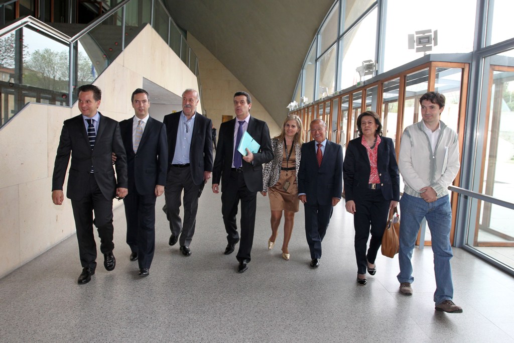 Ponentes y acompañantes a la llegada al Palacio de Congresos.